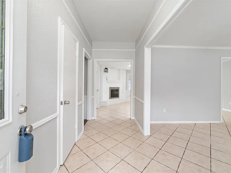 25602 Oakhurst Dr — Photo 3