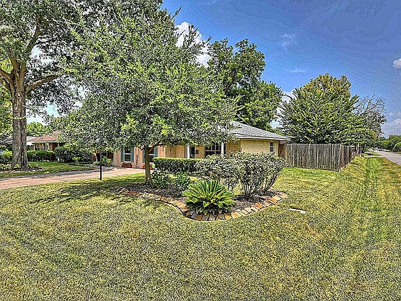 3rd image of 502 Saddle Rock Dr