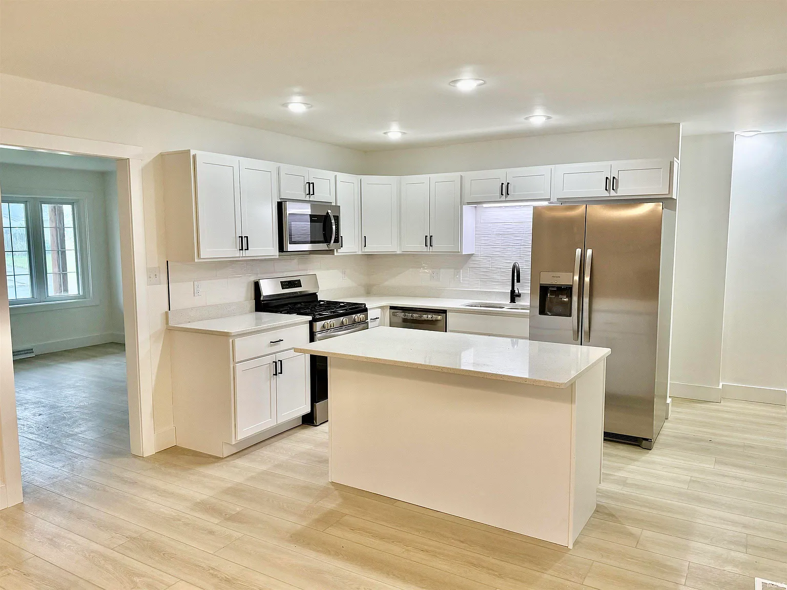 3 bed, 2.0 bath, 1265 sqft, $2,100 — Photo 2