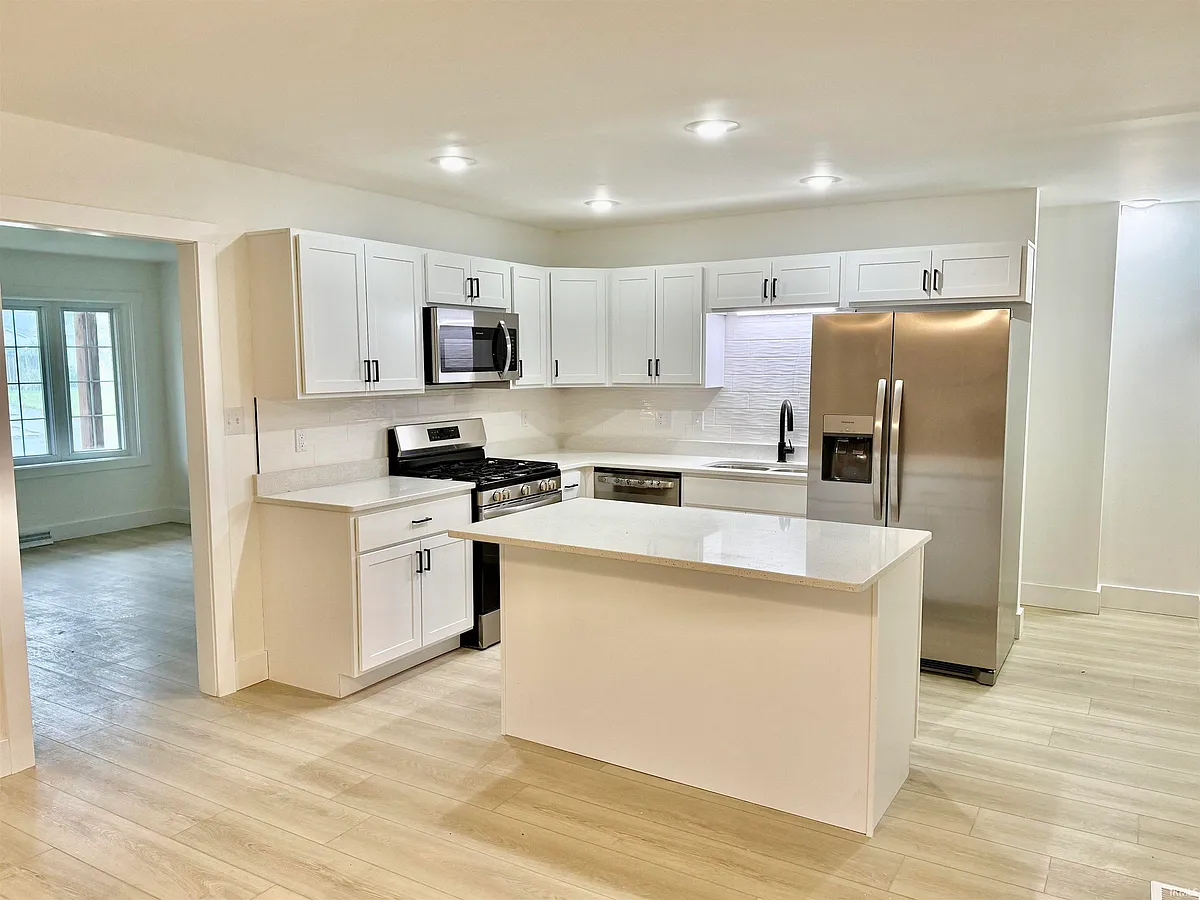 Building Photo - 404 S Hickory Dr