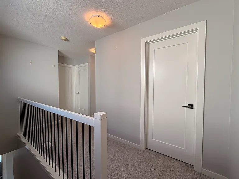 1758 Keene Cres SW — Photo 9