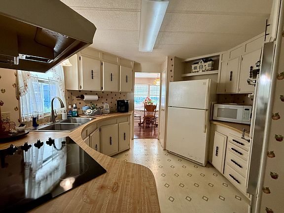 3rd image of 106 Butler Cir #106