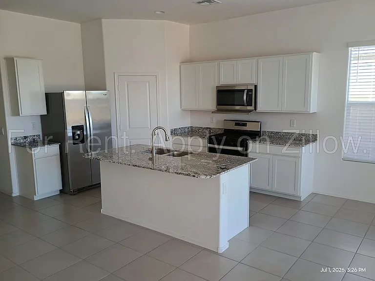 15565 W Desert Hollow Dr — Photo 2