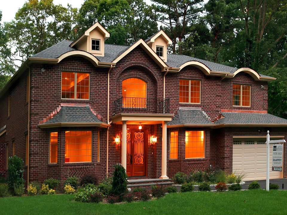 1st image of 21 Hemlock Ln
