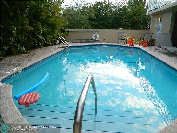 3rd image of 1050 SE 15th St APT 601