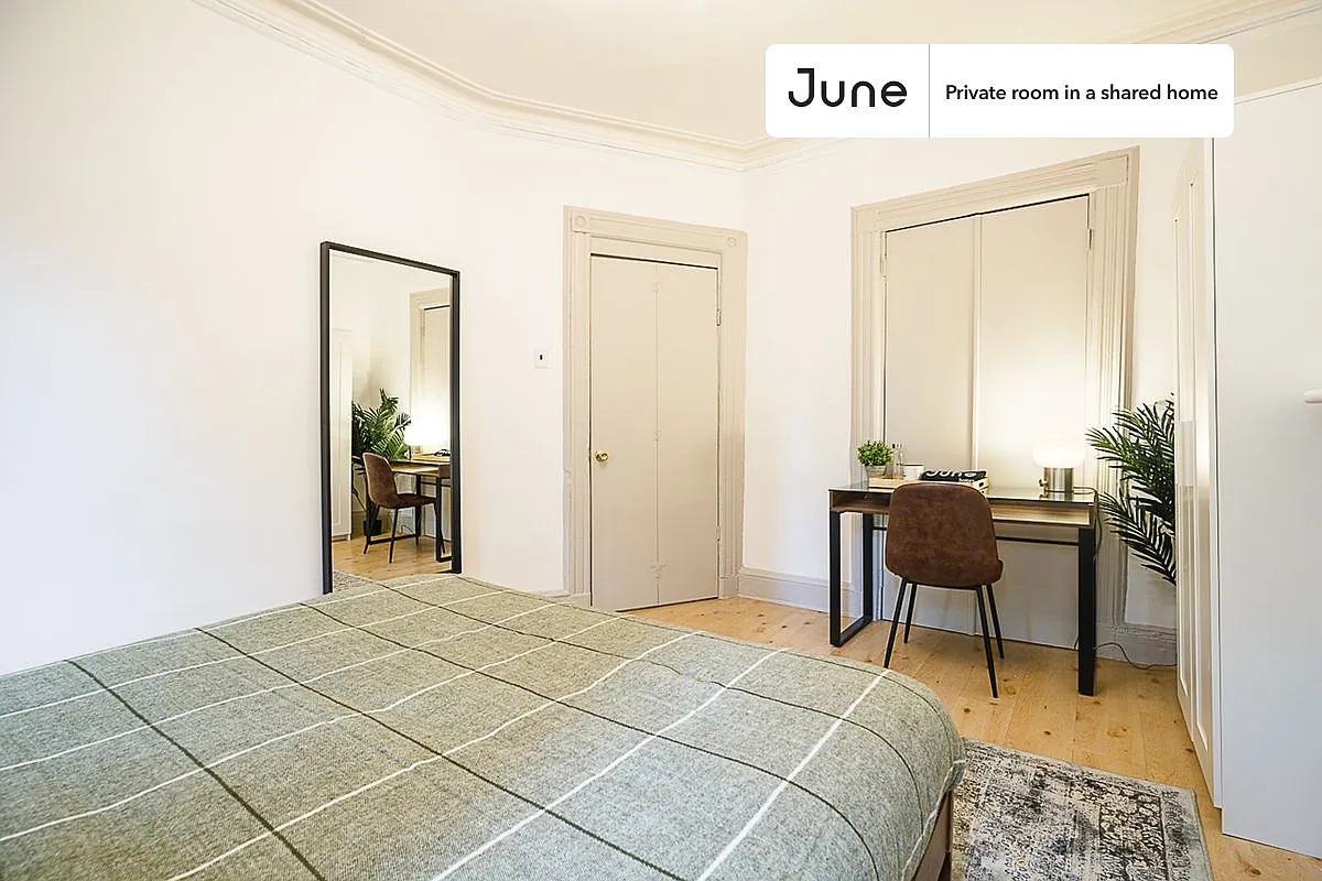 Queen bedroom in 5 bed/1 bath home in Hell's Kitchen #183 A — Photo 2