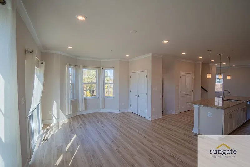 3 bed, 4.0 bath, 2172 sqft, $3,000 — Photo 2