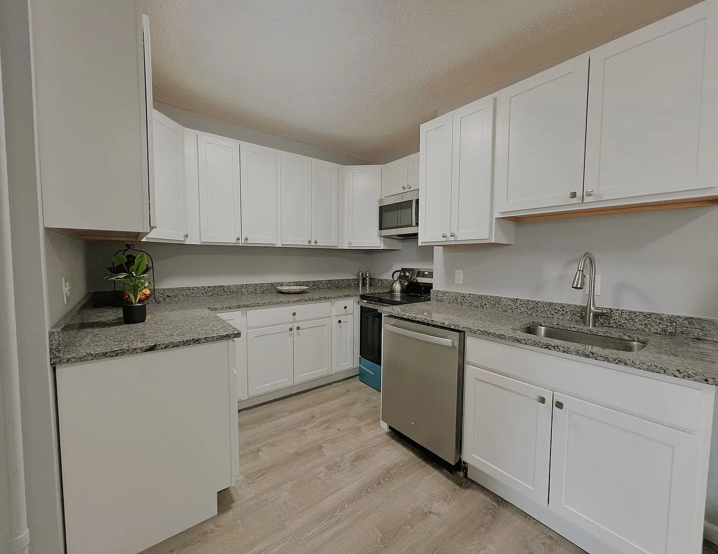 Your Next Home Awaits Renovated 3-Bedroom Single Family Home — Photo 2