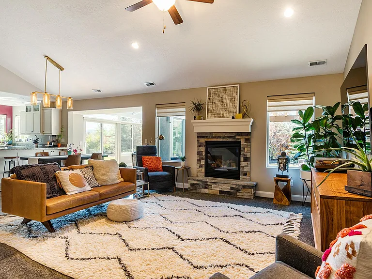 985 Wild Rose Dr — Photo 6
