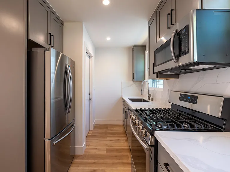 937 University Ave — Photo 7