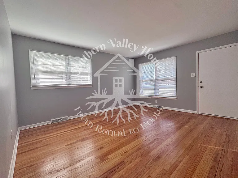 305 Sparta St — Photo 4