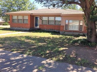 1008 2nd St, Plains, TX 79355