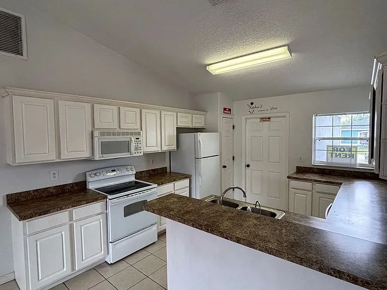205 Golf Aire Blvd — Photo 8