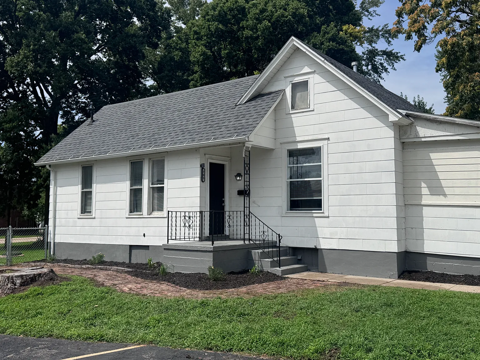 2 bed, 968 sqft, $1,100 — Photo 1