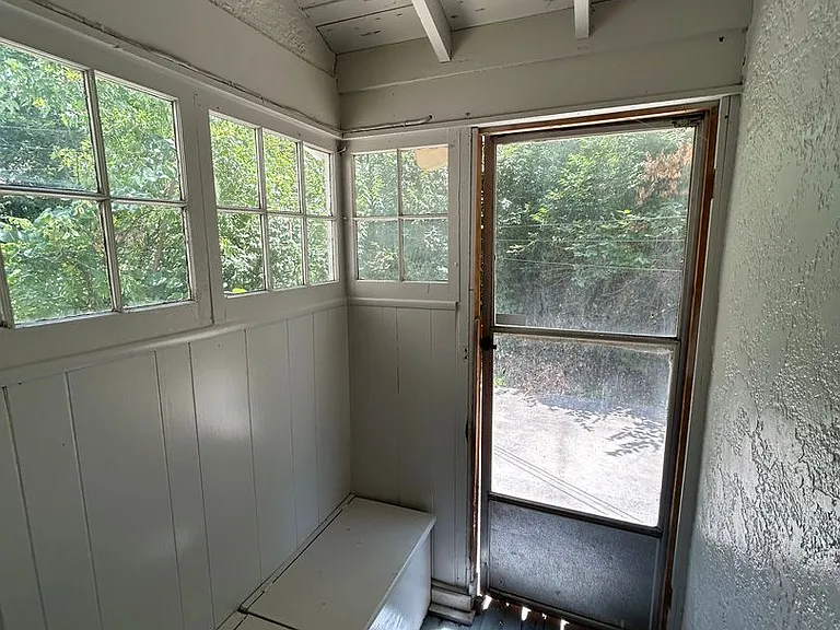 5345 Charlotte St — Photo 18