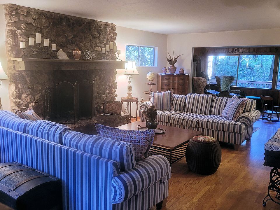 Living Room with fireplace