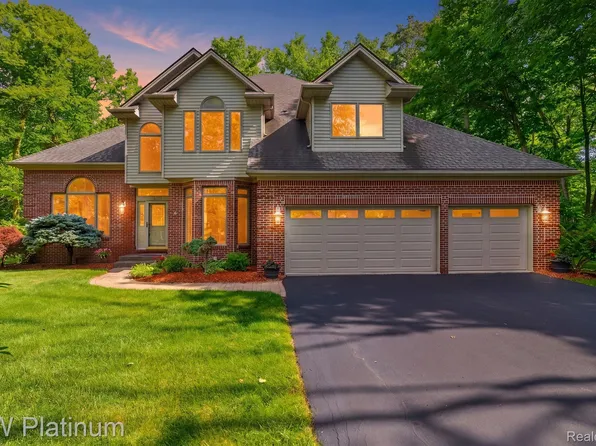 4270 Greenview Cir, Fort Gratiot, MI 48059