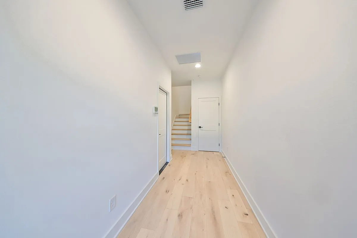 Building Photo - 4324 W Gray St #2
