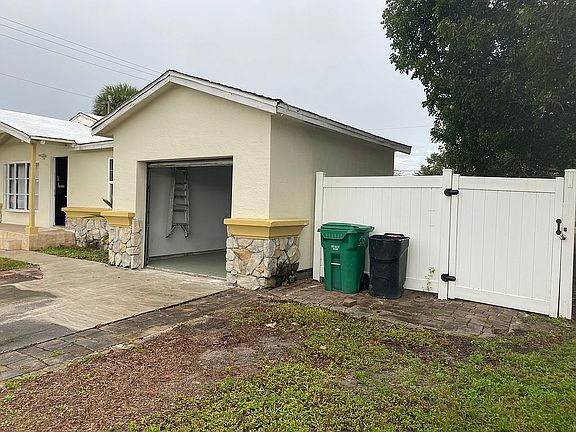 3rd image of 461 SW Bayshore Blvd