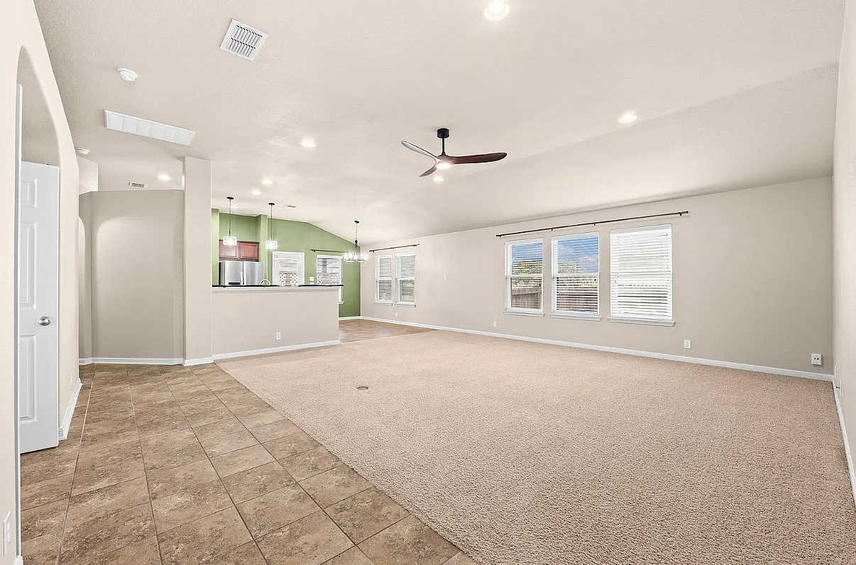 4 bed, 2044 sqft, $1,975 — Photo 4