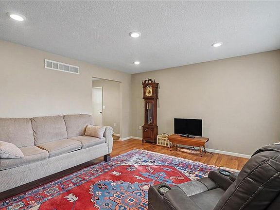5th image of 609 Kings Hwy
