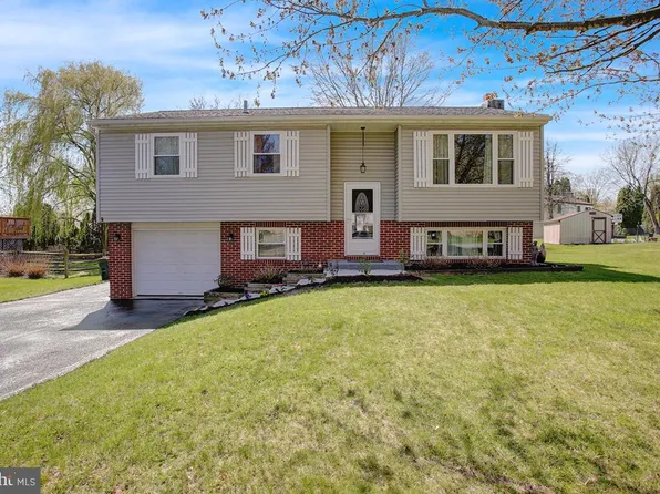 4 Surrey Ct, Oley, PA 19547