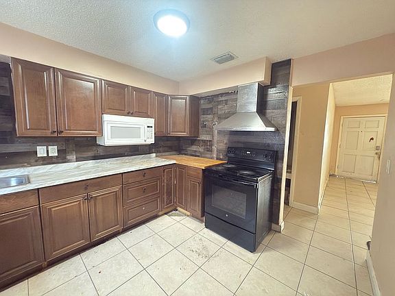 5th image of 2660 NW 15th Ct