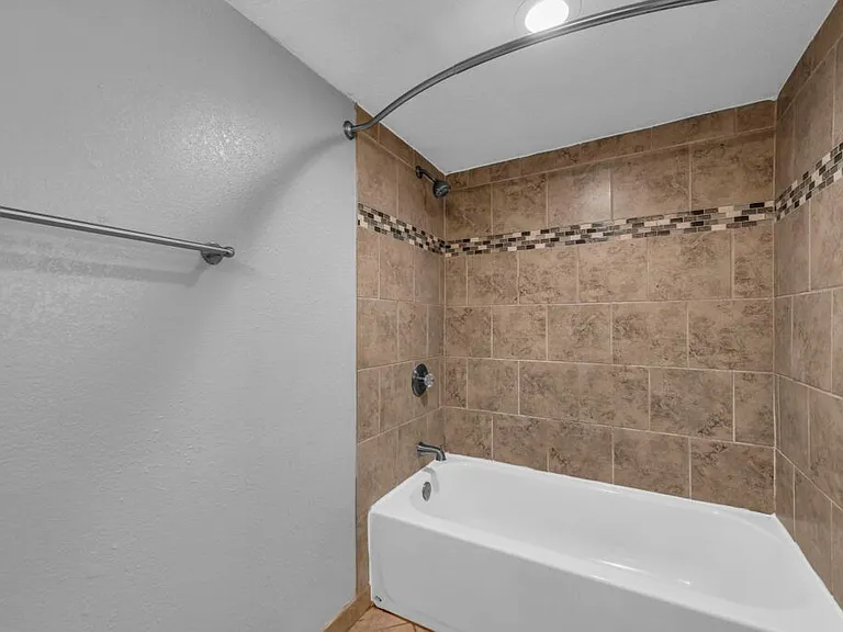 4226 Locust St — Photo 15