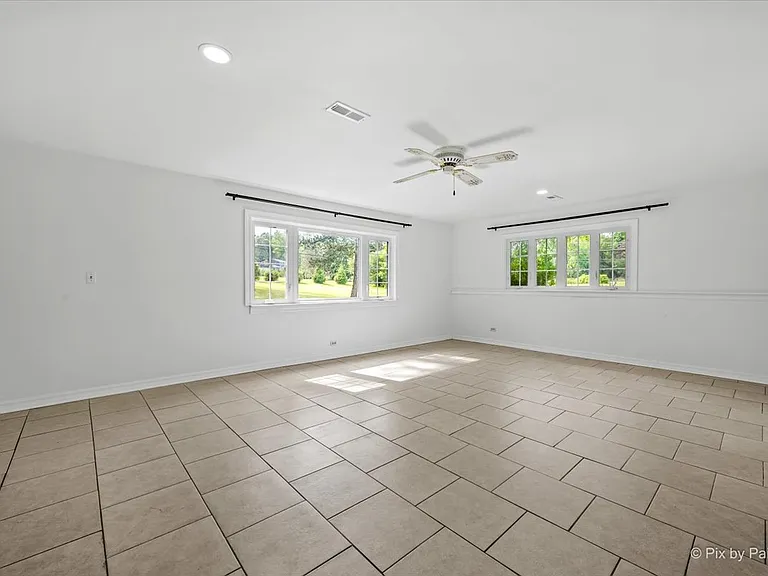 116 S Deerpath Rd — Photo 23