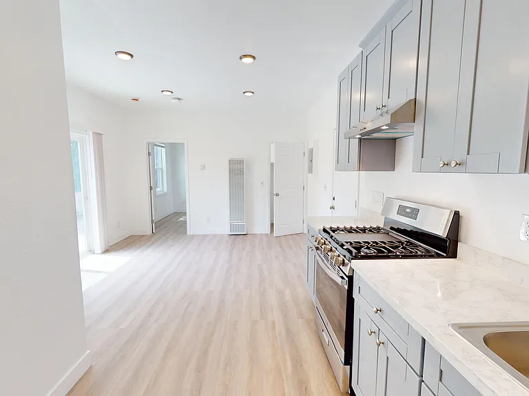 521 W Macarthur Blvd #12 — Photo 3