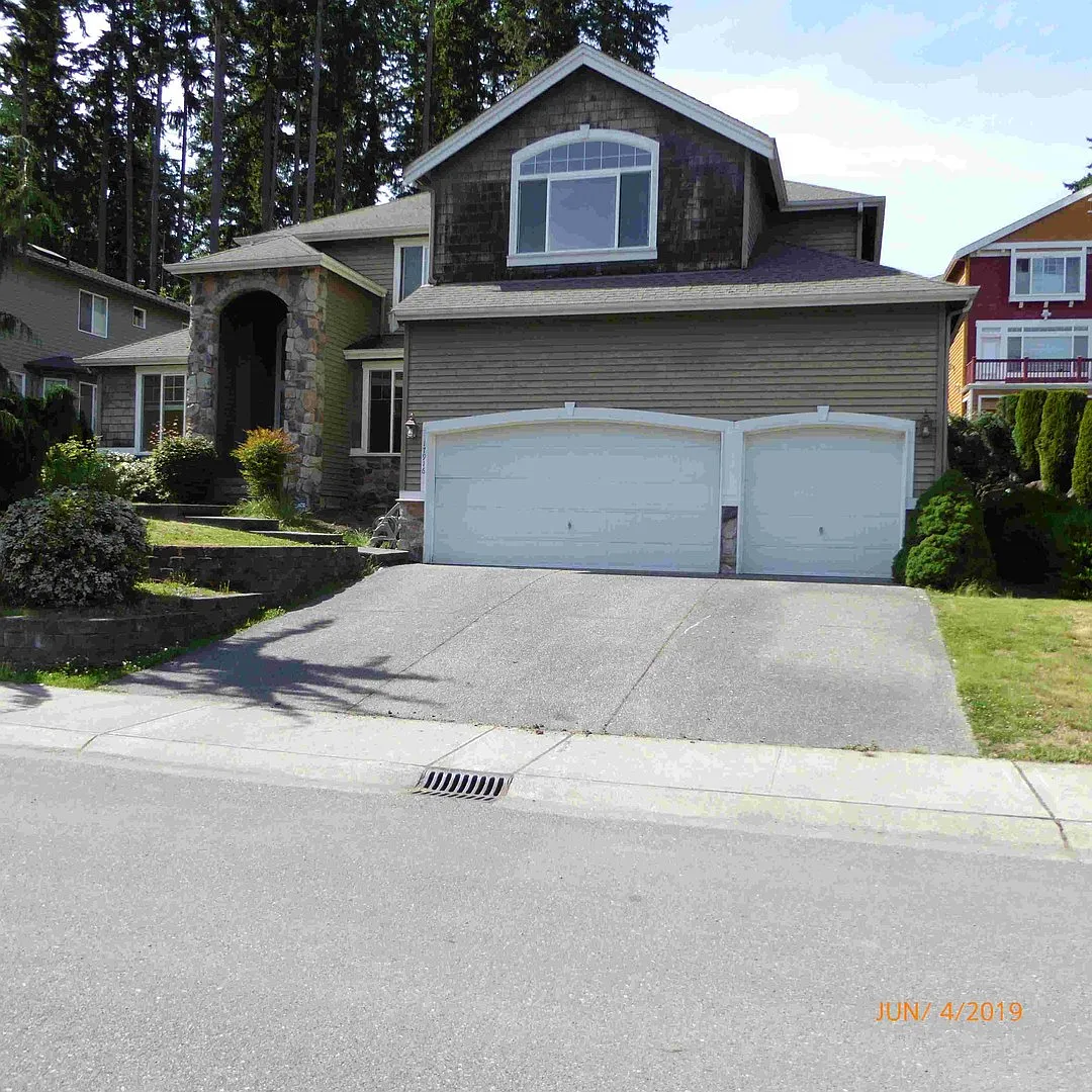 Beautiful 4 Bed 3 Bath with Bonus Room Home in Convenient Location in Lynnwood. — Photo 1