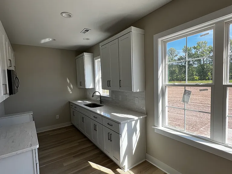 563 N Washington St — Photo 7