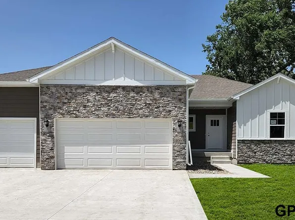 6414 Park Crest Dr, Papillion, NE 68157