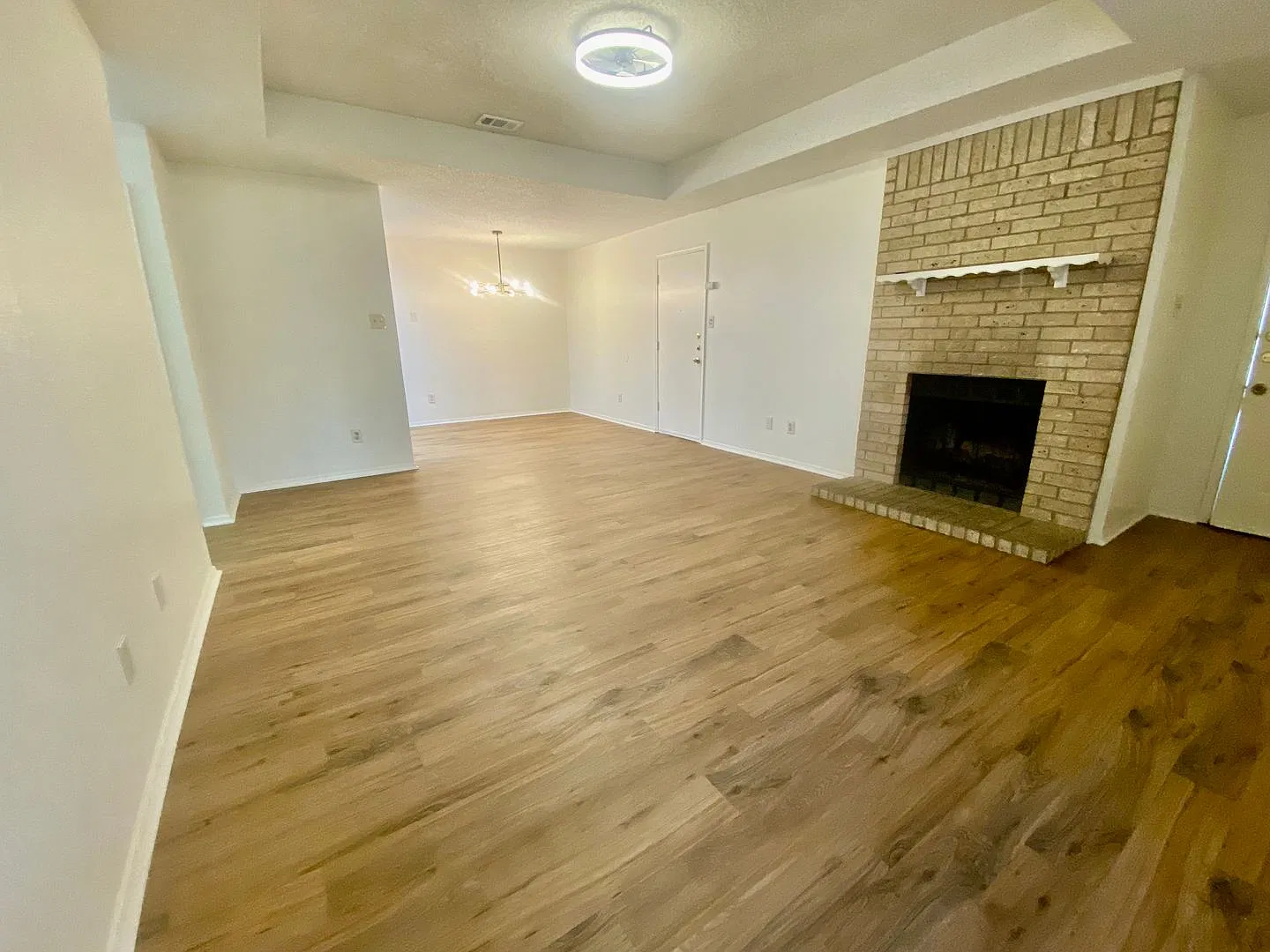 Beautiful updated single story duplex in NRH — Photo 3