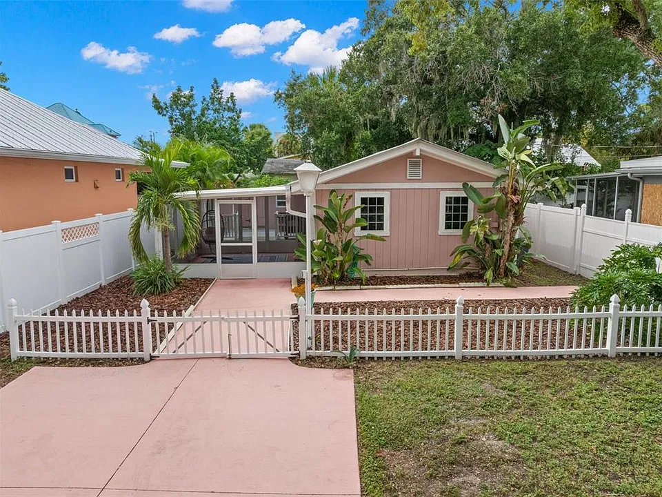 123 N Safford Ave