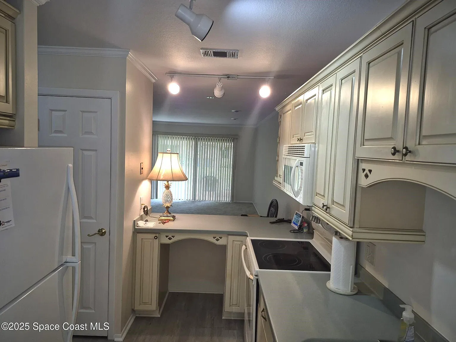 2 bed, 2.0 bath, 895 sqft, $1,600 — Photo 4