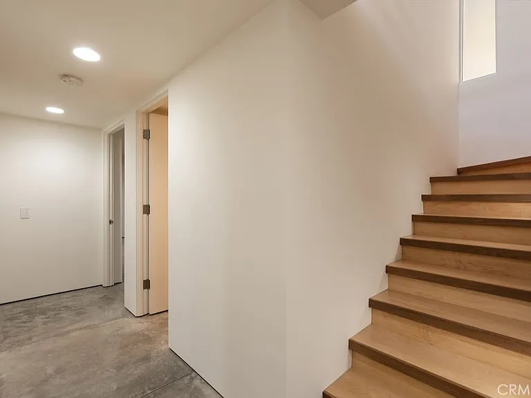 920 Skyline Dr — Photo 46