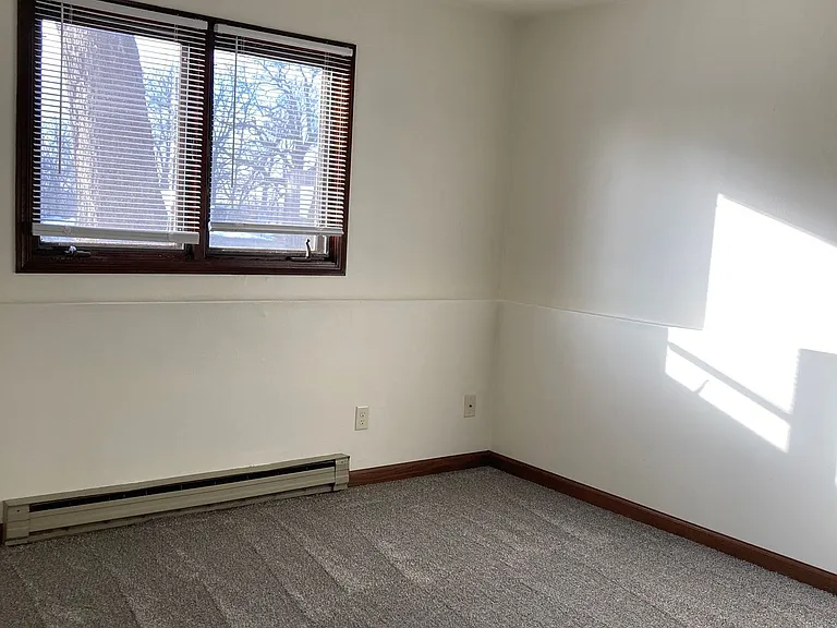Immaculate Updated 2 Bedroom — Photo 14
