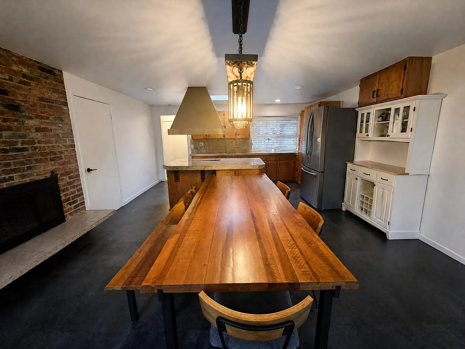 4 bed, 1900 sqft, $4,300 — Photo 3