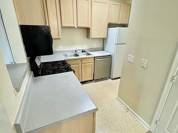 4th image of 810 Brassie Ln #2