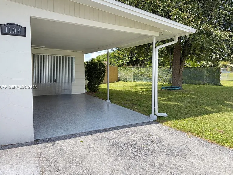 1104 E Jasmine Rd — Photo 3