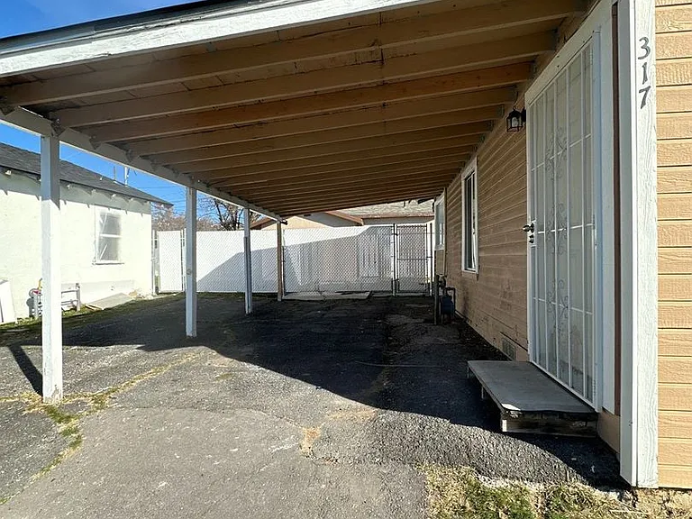 317 Martin St — Photo 2