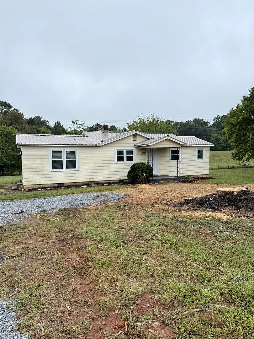 2 Bedroom with Bonus Room Home for Rent Newton, NC — Photo 4