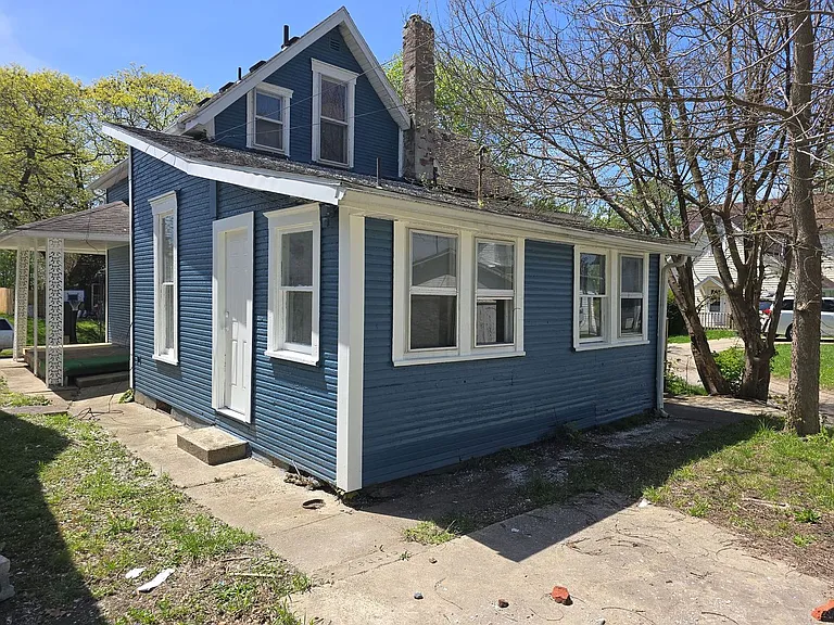 1210 W Powers St — Photo 2