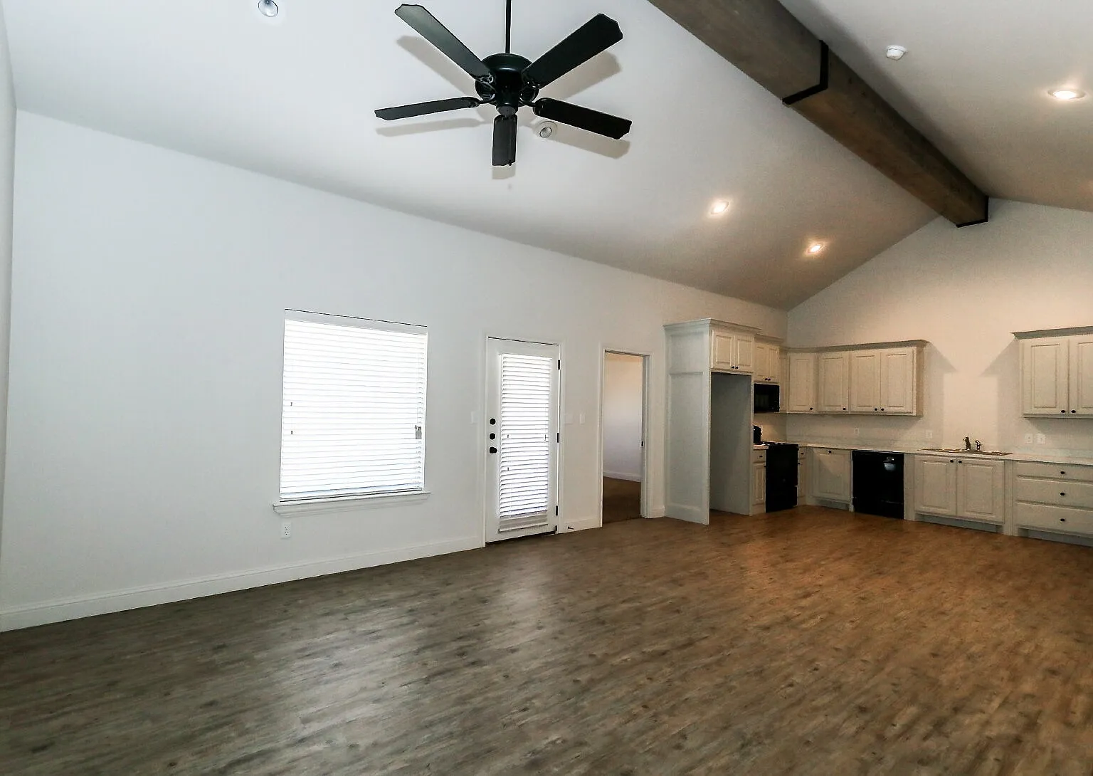 3 bed, 2.0 bath, 1400 sqft, $1,450 — Photo 2