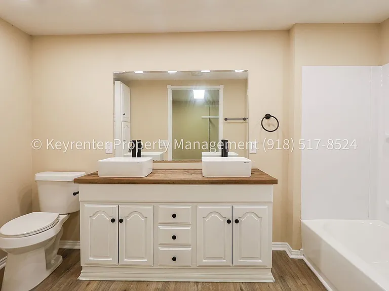 504 W Chestnut St — Photo 20