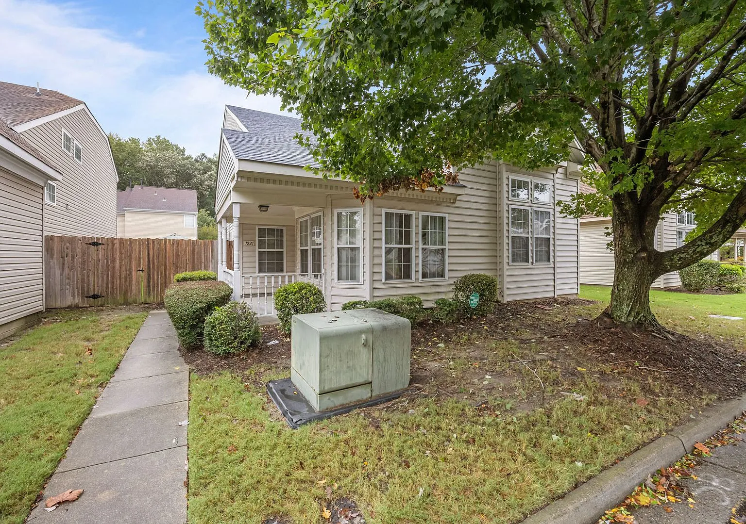 Spacious 3BR Home with Solar Panels & Smart Home Features! — Photo 2