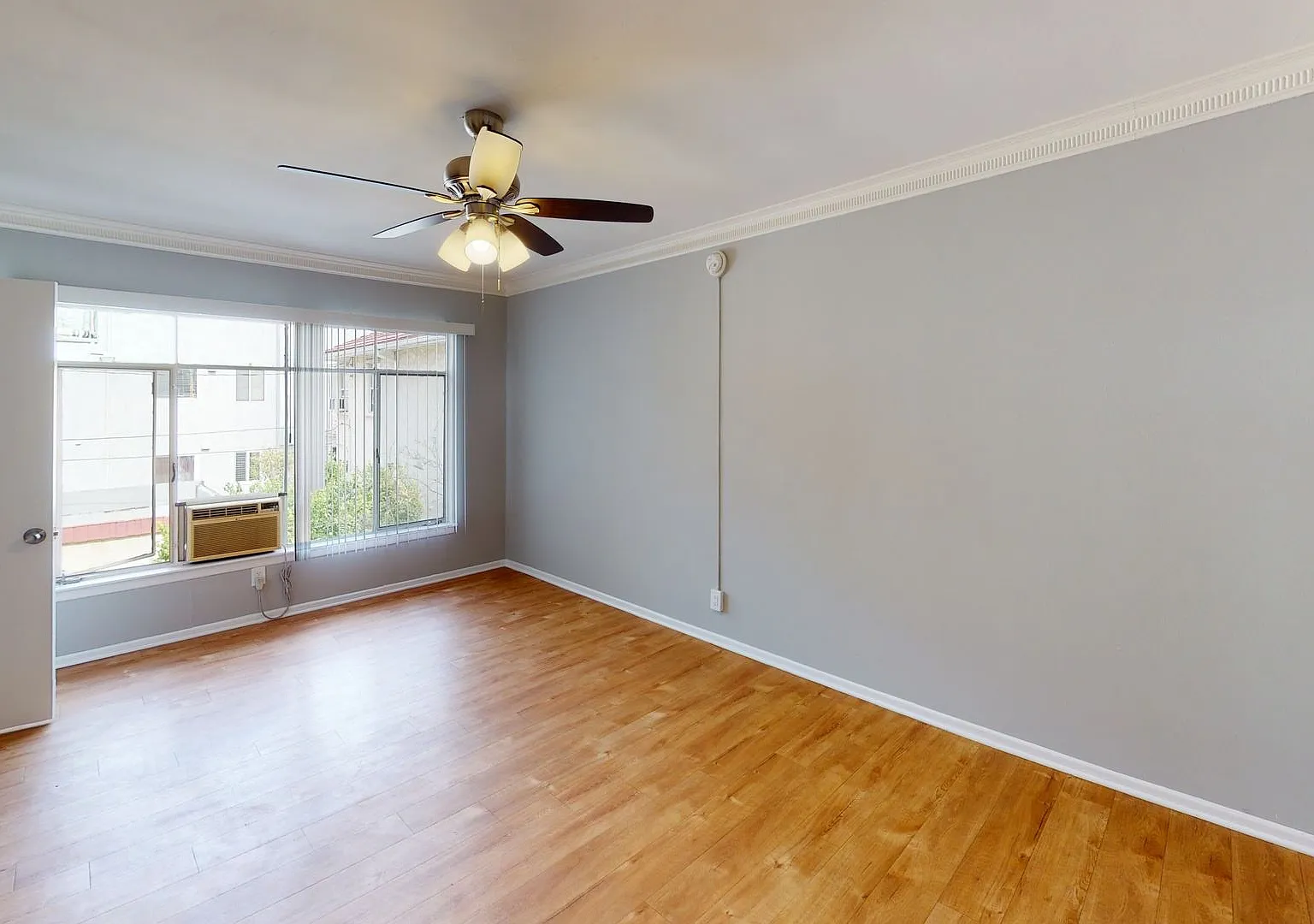 Rowena Avenue Apartments — Photo 3