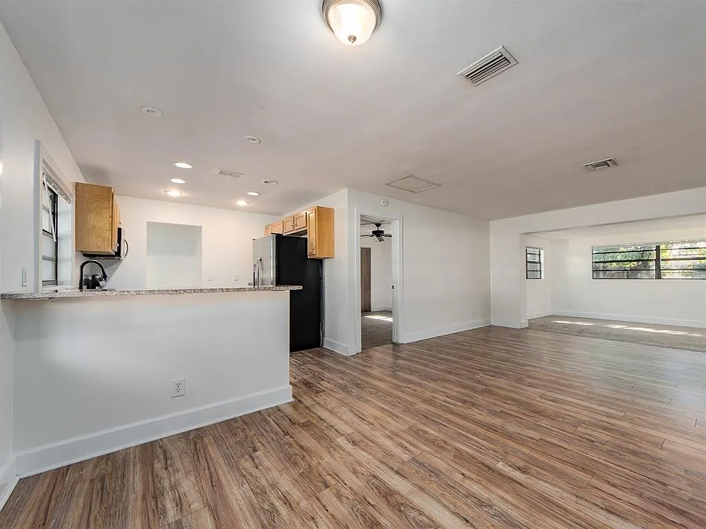 3 bed, 2.0 bath, 1336 sqft, $2,700 — Photo 3