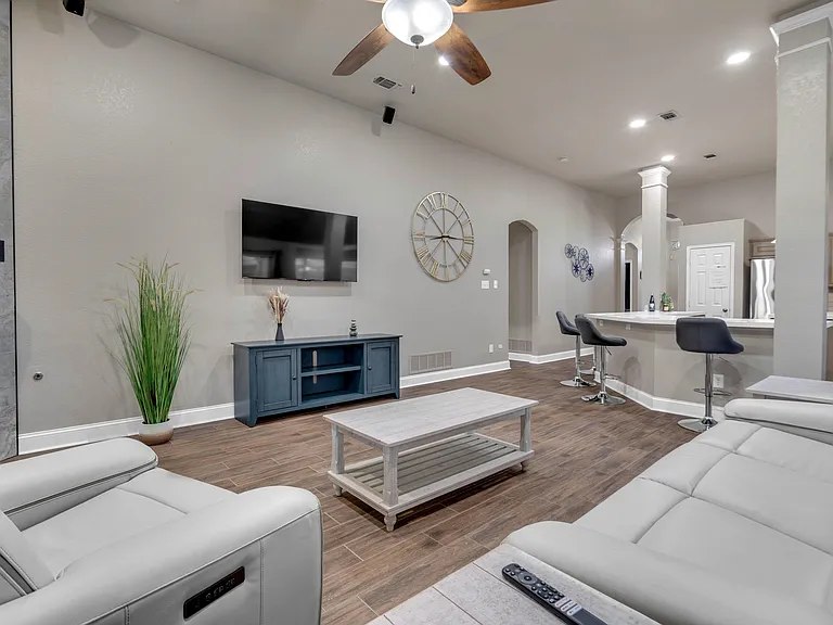 10804 Pineview Ln — Photo 24